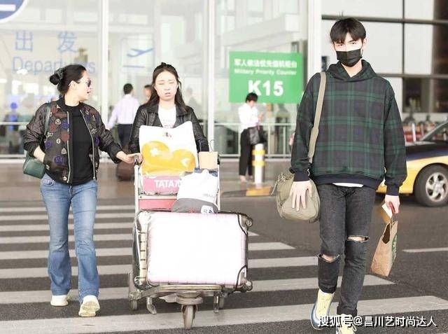 效果 陈红携儿子走机场，穿棒球服配牛仔裤洋气减龄，看着不像51岁