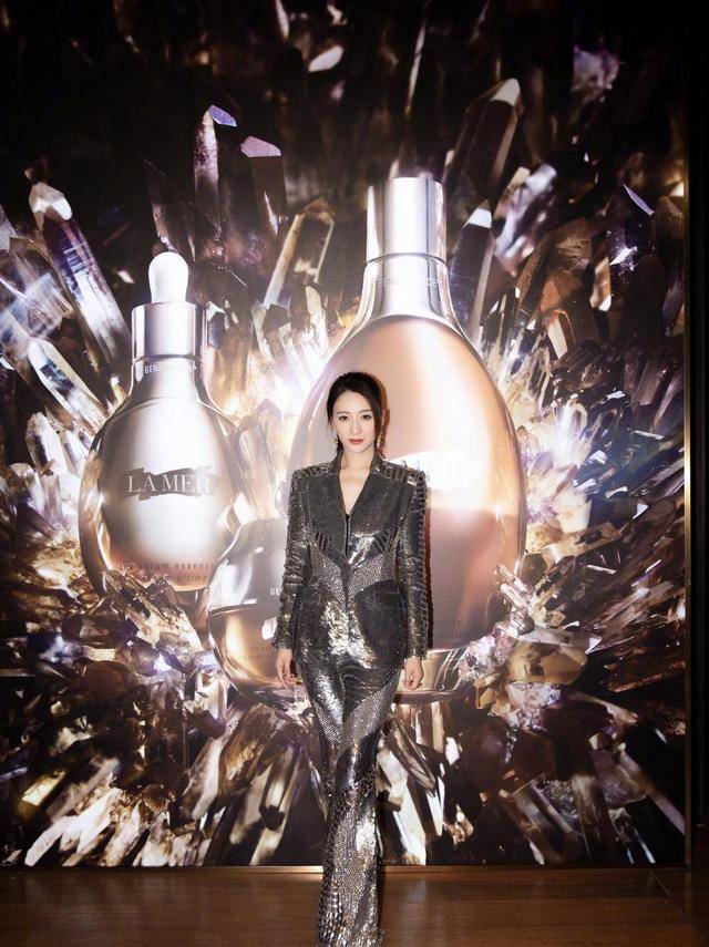 上衣 李小冉真的太会穿！白色上衣配半身裙清新减龄，笑容灿烂好治愈