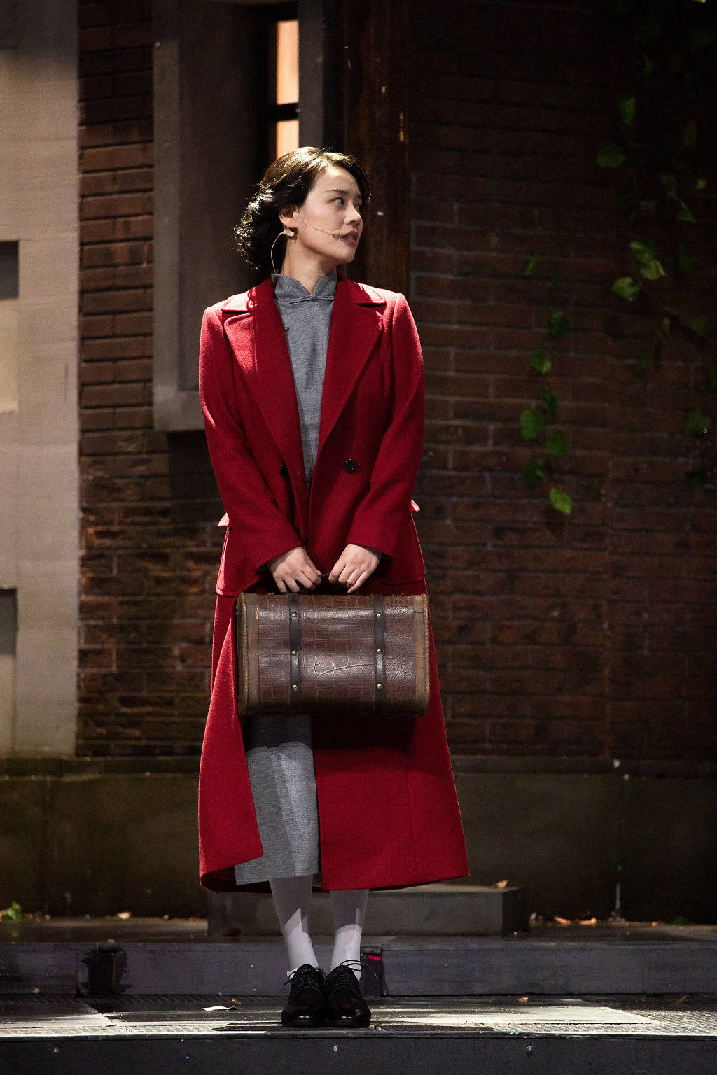 马思纯 马思纯瘦了！穿旗袍亮相舞台身姿窈窕，搭配红色大衣优雅又大气！