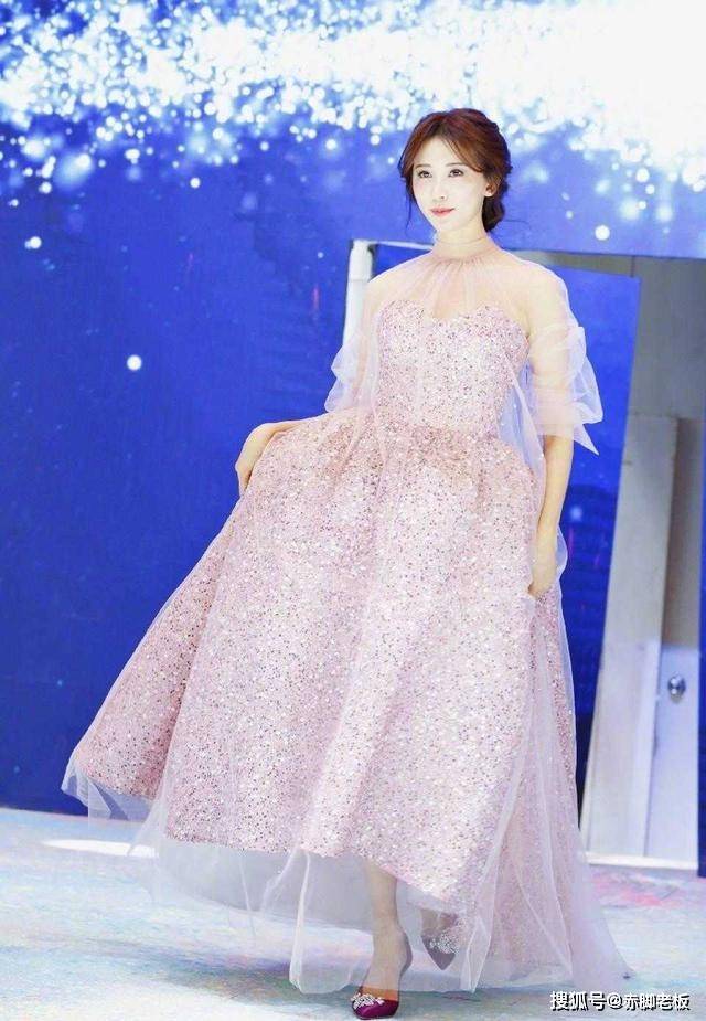 林志玲 林志玲不愧是“直男女神”，粉色抹胸连衣裙亮相，46岁状态好极了