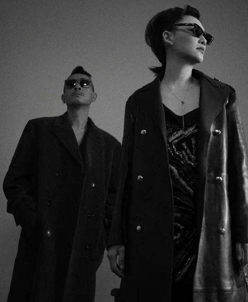 湾区 应采儿排场真大！合影站C位比制服哥哥们抢镜，笑容甜美真像少女