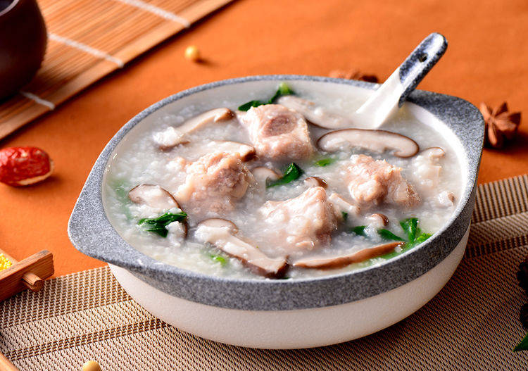 6,等到把排骨煮到熟透之后,放入虾仁,加入适量的桃园建民香菇夹馍酱