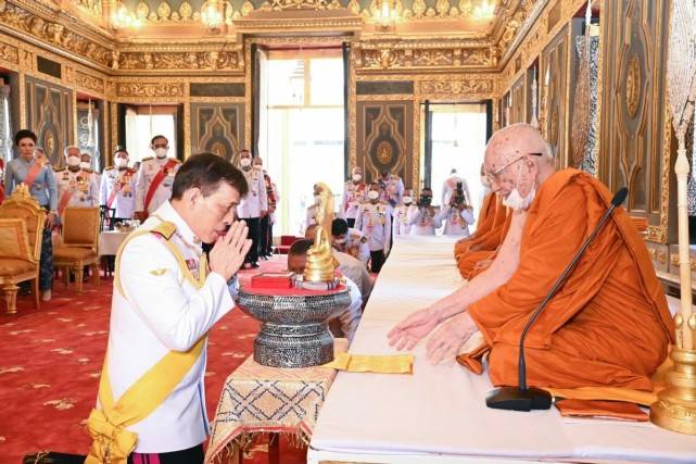 拉隆 69岁泰王带妻妾营业精神好！王后穿宝石蓝变美太多，贵妃孤独入座