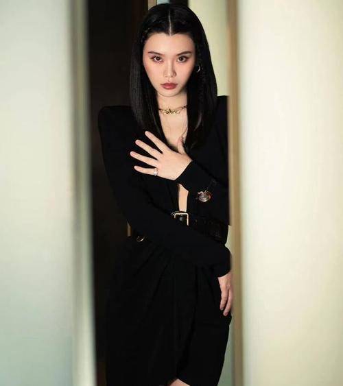 短裙 奚梦瑶胖了也无妨,小圆脸显富态、有气质,果然嫁对了豪门