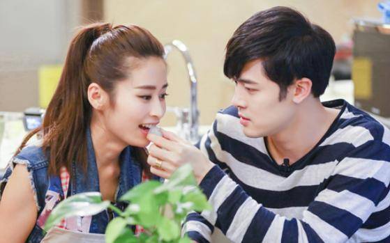 白天鹅 付辛博见了杨超越可能会崩溃,看看杨超越的裤子就知道了