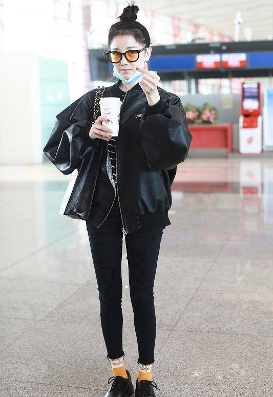 陈小 陈小纭素颜的样子太美了，肌肤雪白好迷人，外套选的也很大气