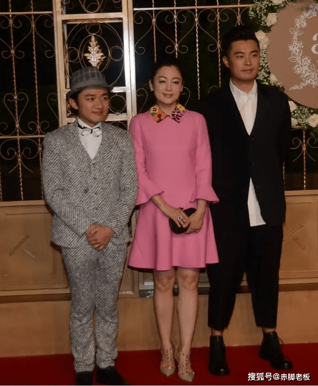 林志玲 林志玲不愧是“直男女神”，粉色抹胸连衣裙亮相，46岁状态好极了