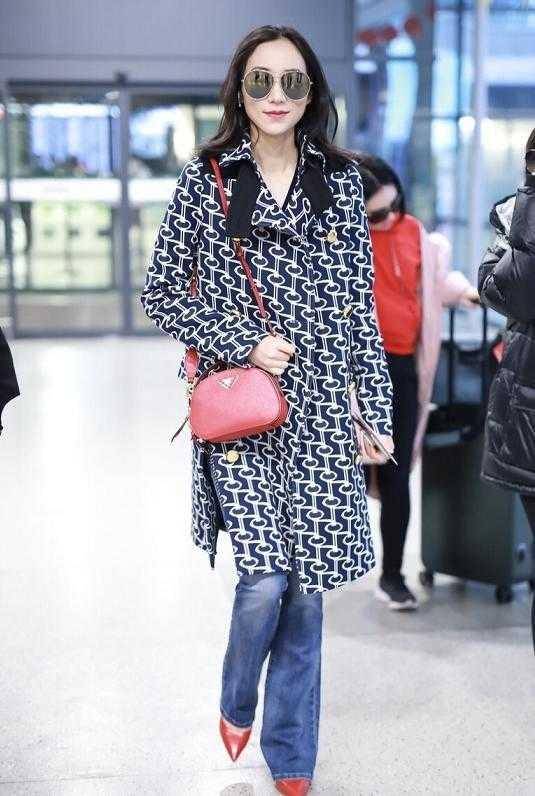 宫廷风 中年女性别再扮嫩,学韩雪印花大衣配喇叭裤好洋气,显贵又优雅