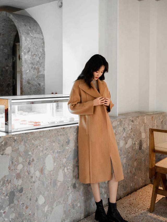 是属于 秋冬的标配卡其色大衣,学会这5套搭配轻松驾驭,怎么穿都好看