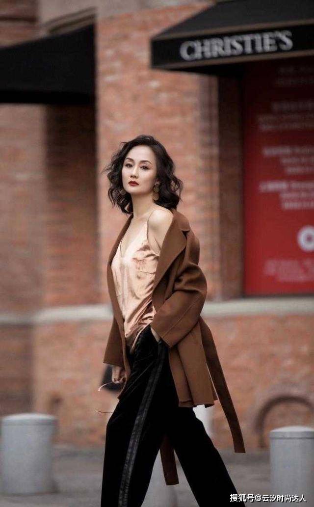 显得 李颖哪像66年的人,穿驼色大衣配吊带衣高级惊艳,美得不敢认