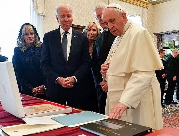 好身材 美国第一夫人首次戴黑纱真优雅！职业装秀出好身材，赢过梅拉尼娅