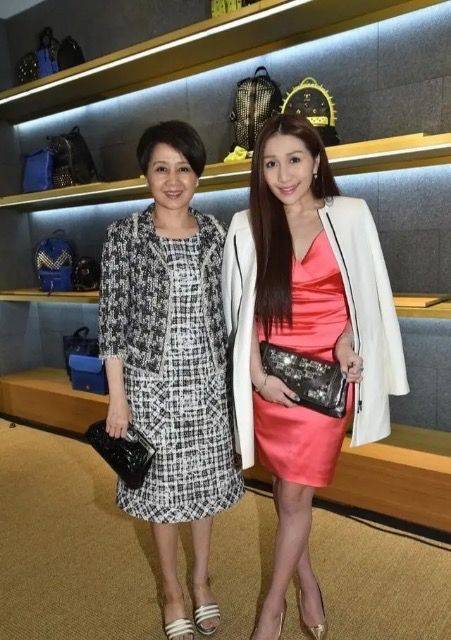 整体 赌王四太不服老，穿那么花的“睡衣”就出门，大红大绿还挺显年轻