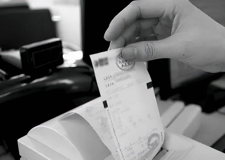 ，b公司出具了一张发票为证，辩称其中一笔244万元的款项已经以现金支付。