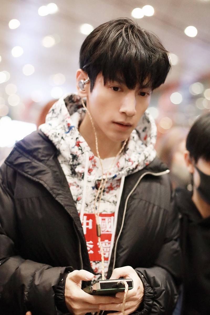气息 罗云熙运动装走机场，花卫衣清爽简约，面容清瘦连颧骨凸出来了