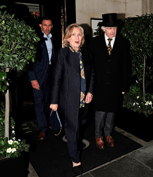 希拉里 74岁希拉里高调亮相！深蓝印花大衣显瘦，撇下在家养病的克林顿？