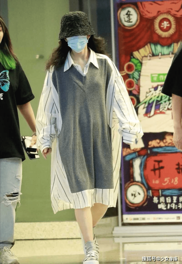 身材 谢娜走机场太随意，大码衬衫裙遮不住小肚子，凉鞋配袜子看不懂