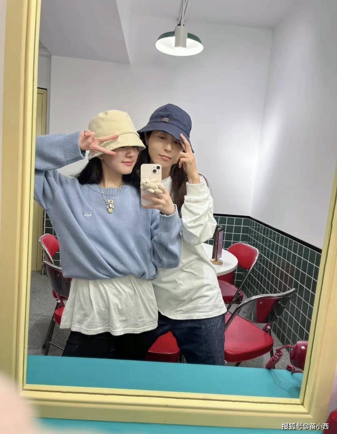 赵露思 赵露思才是“甜妹”中的顶流，穿小香风格纹裙配长靴，气场真高级