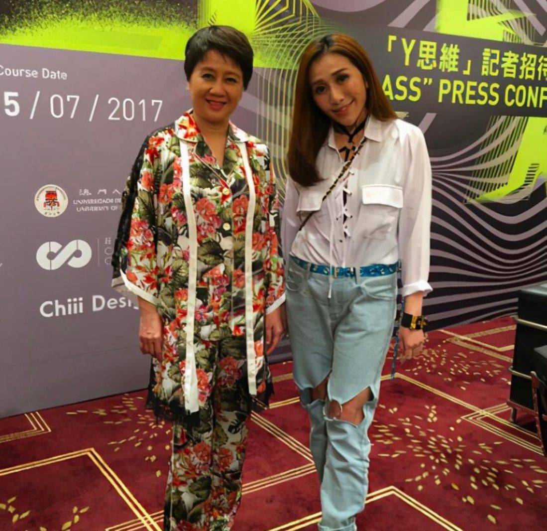 整体 赌王四太不服老,穿那么花的“睡衣”就出门,大红大绿还挺显年轻