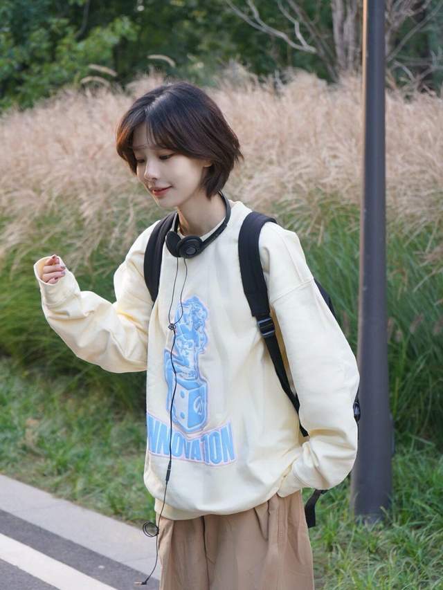 下半身 秋冬卫衣怎么选?脏橘色字母卫衣,穿上身减龄又时髦