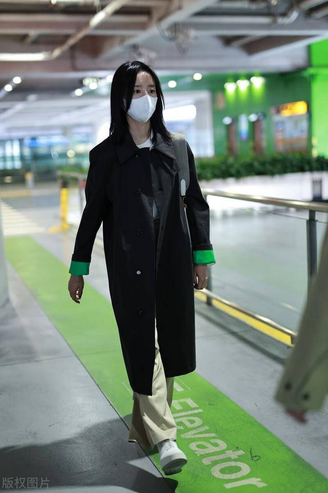黑色 在车库偶遇董洁,面色土黄额头凹凸不平,自然衰老很真实!