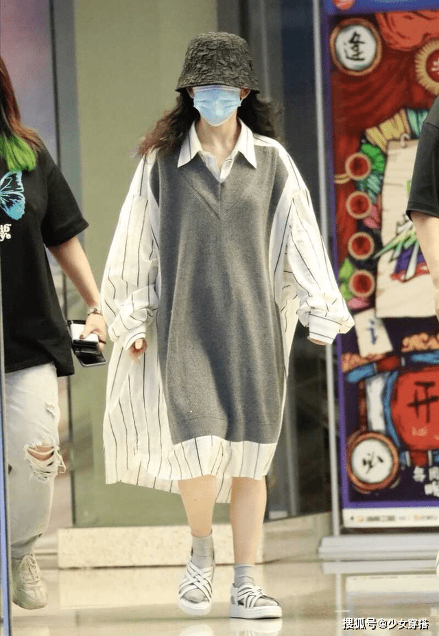 身材 谢娜走机场太随意，大码衬衫裙遮不住小肚子，凉鞋配袜子看不懂