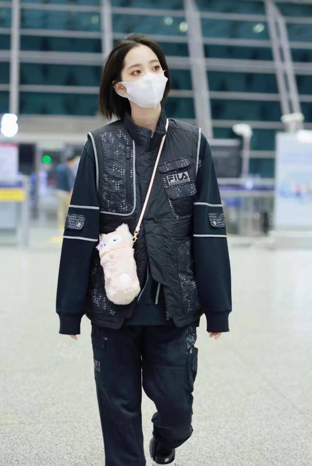 黑色 欧阳娜娜化千金妆后再次大火!穿一身黑走机场,靠私服穿搭成宠儿
