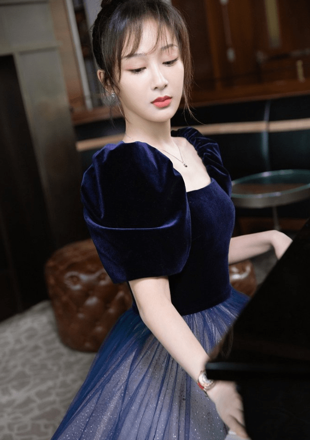 出圈 杨紫雨中撑伞造型出圈了，穿方领泡泡袖裙子，别有一番风情