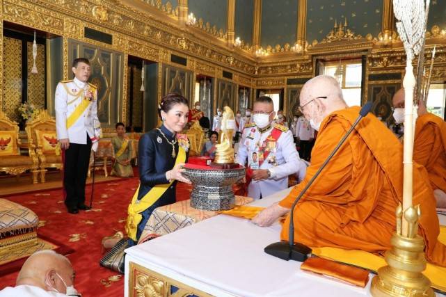 拉隆 69岁泰王带妻妾营业精神好！王后穿宝石蓝变美太多，贵妃孤独入座