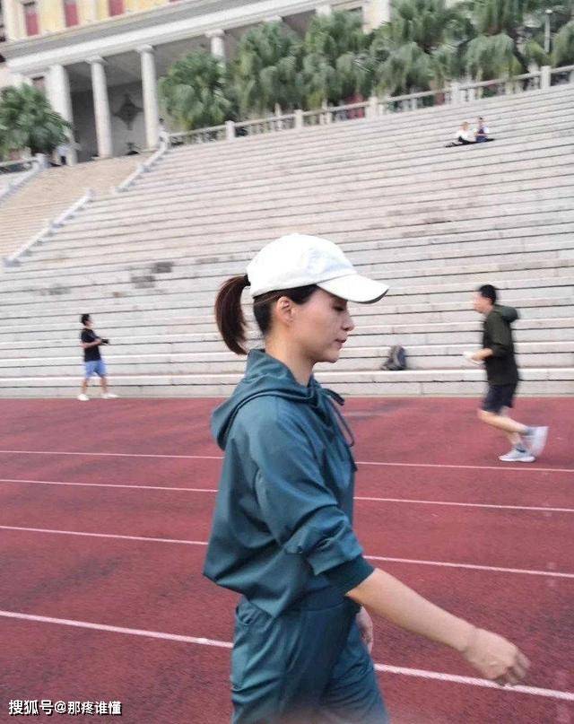 运动服 董卿罕见穿运动服亮相，雾霾蓝运动套装配高马尾，年轻10岁不止