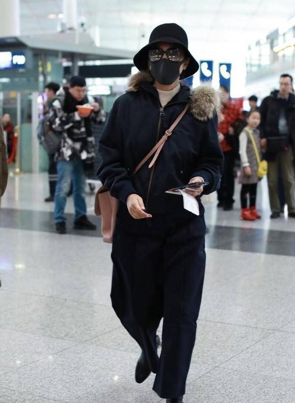 闫妮 闫妮仗着自己瘦了就随便穿,这么肥大的裤子也穿出门,还挺适合的