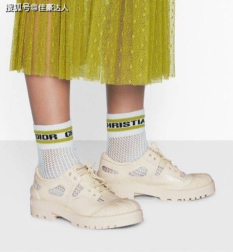 刺绣 赵丽颖倾情演绎活泼鲜明的色彩 展现灵动魅力