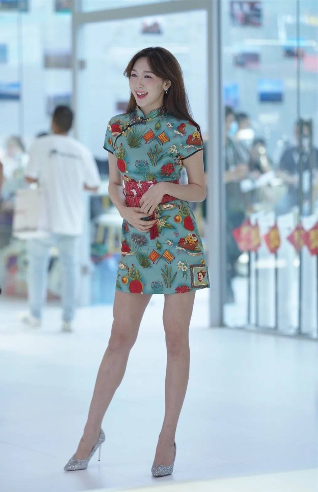 显得 时髦又充满复古感的穿法，高级大方气质不凡，尽显魅力四射的风采