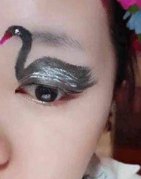 要求女子画眼影画出黑天鹅，当她眨眼的一瞬间，黑天鹅仿佛活过来一般