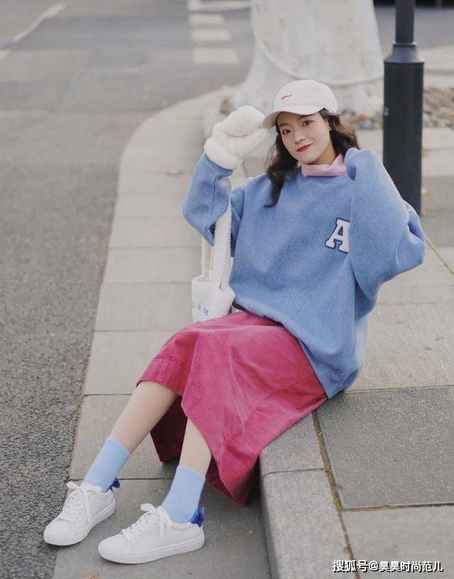女孩子 小个子女生别再执着于穿过膝靴,今年秋冬这样穿搭,时髦又显高挑