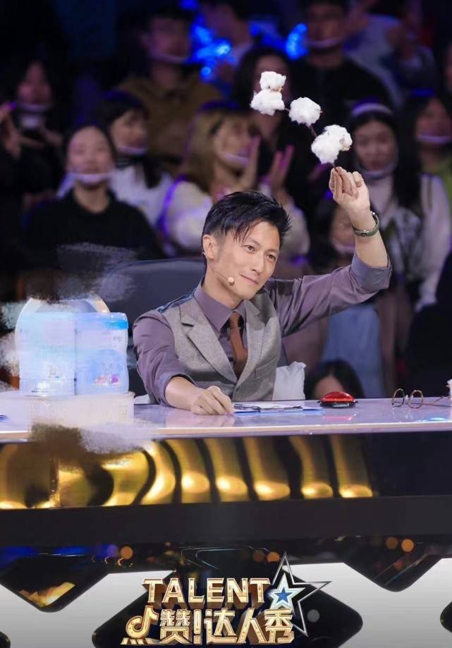 原创谢霆锋终于出山霸气亮相拍综艺穿西装三件套戴眼镜成斯文败类