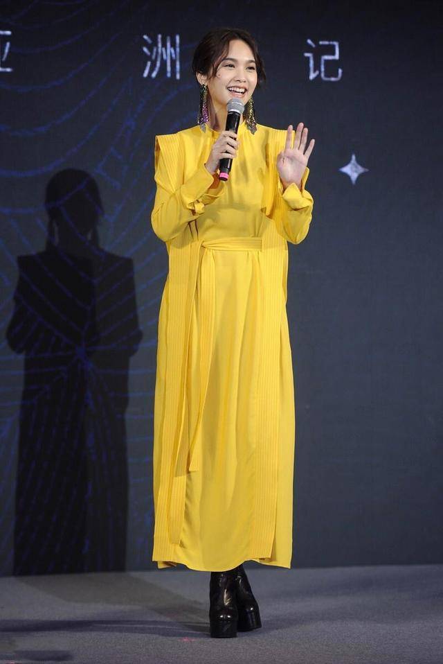杨丞琳 杨丞琳美得耀眼，穿一袭黄色连衣裙皮肤白皙透亮，元气十足