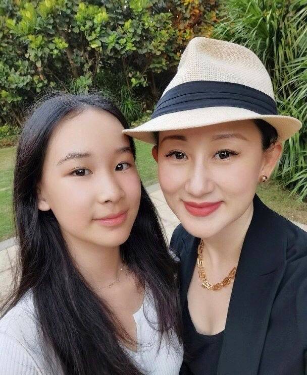 合体 赵文卓两口子合体，同穿一身黑还挺有夫妻相，老婆穿短裙不像41岁