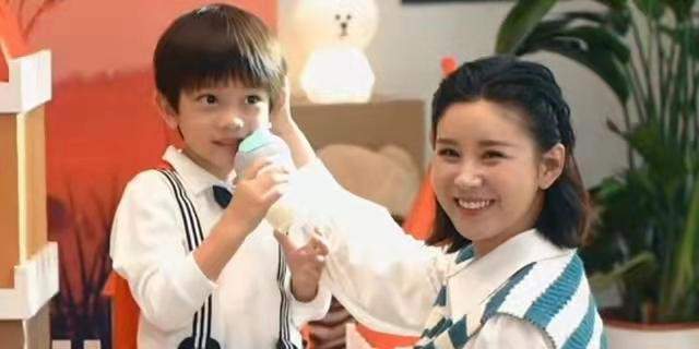 脸部 李小萌挺二胎孕肚拍片,圆润鹅蛋脸太像杨超越,生图比精修美太多