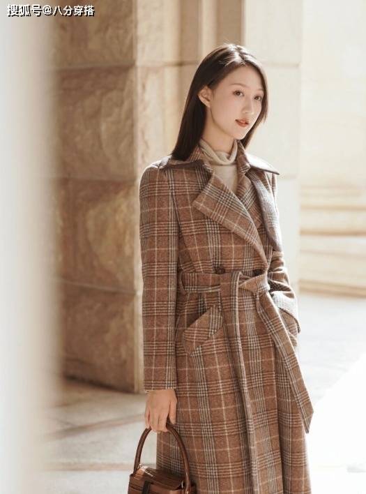 个性 今年的博主终于怕冷，都在穿格纹大衣配靴子，小个子女生也能驾驭