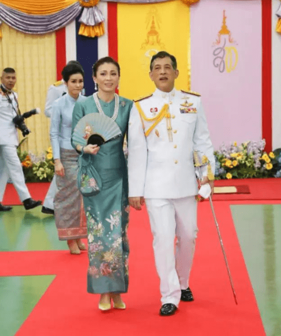 图案 诗妮娜也节俭，同一件清爽蓝上衣多次穿，换条半身裙依然美得闪耀