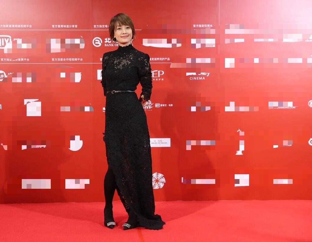 马伊琍 马伊琍离婚后瘦成纸片人,穿黑色裙看着只有90斤,胜在气质出众