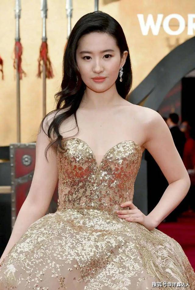 身材 唐嫣也太美了吧！穿银色抹胸连衣裙配珍珠项链，美得优雅迷人