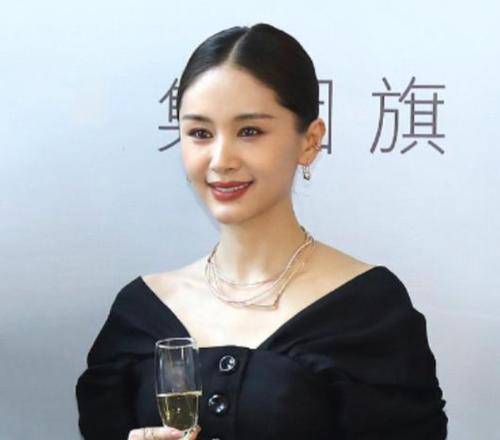 设计 王子文也太瘦了，穿深V礼裙优雅又温柔，堪称完美身材比例