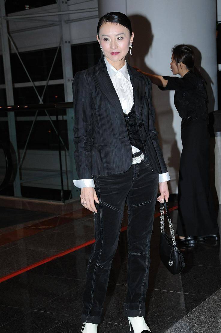 黑色 李赛凤真是挺大胆的，黑色吊带裙却配个“五彩头”，太吸睛了