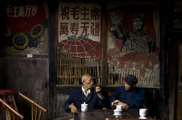 成都有座百年老茶馆，老人喜欢聚集这里喝茶，聊天消磨时光