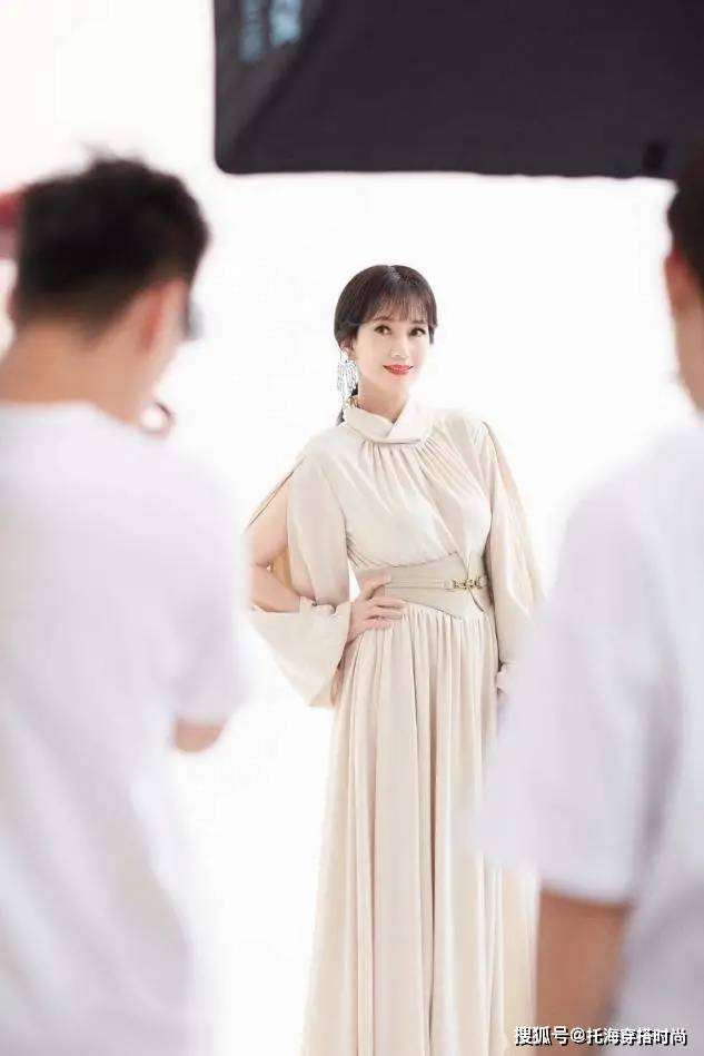 花衣服 女人50岁后，少穿花衣服，最好多穿这3种“颜色”，显白显气质