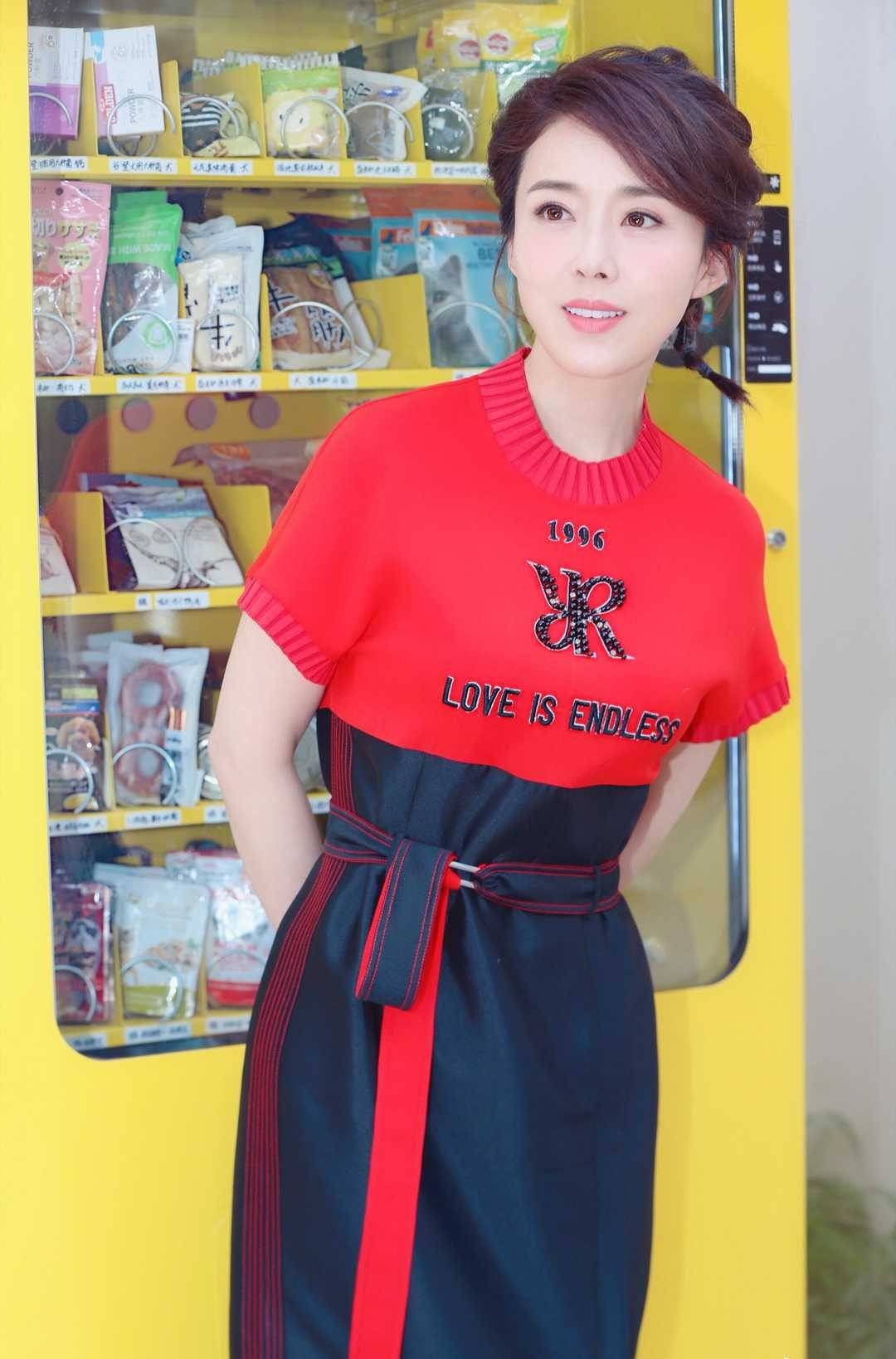 嫦娥 颜丹晨不愧是大众封的最美嫦娥，连遛狗穿的连衣裙，也减龄时髦