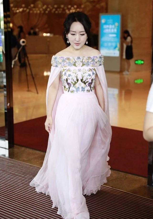 感觉 杨钰莹不愧是冻龄女神，穿淡粉色连衣裙温柔优雅，气质甜美又减龄