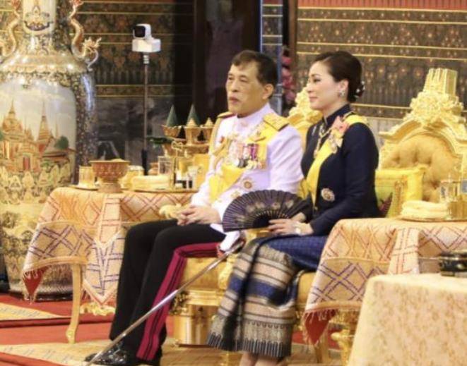 活动|苏提达出手压制诗妮娜，高调晒出活动镜头，妾室高光时刻被删减