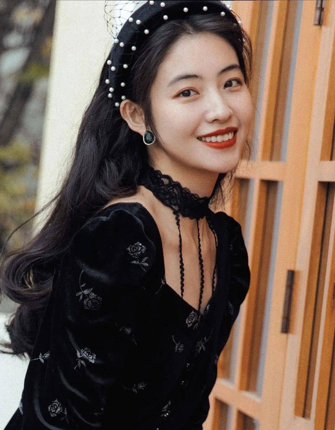 显得 秋冬必备的4条厚裙子！上身绝美，太显瘦了！